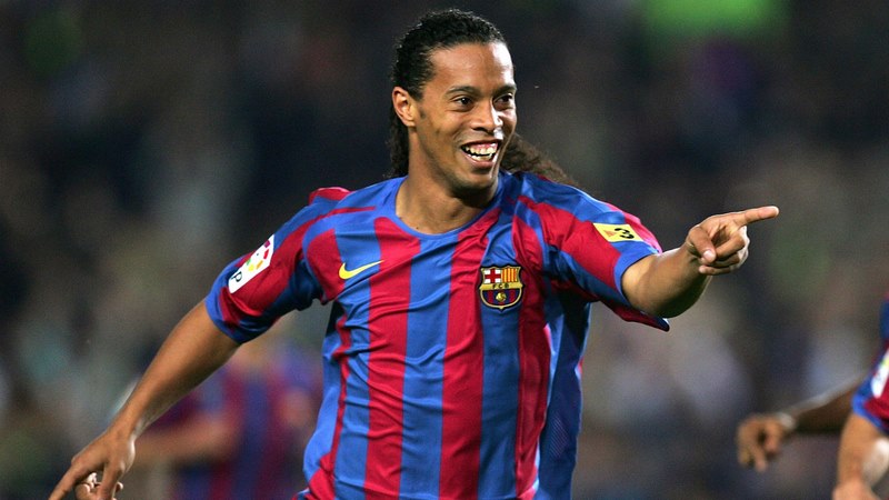 Ronaldinho cầu thủ xuất sắc mọi sân cỏ