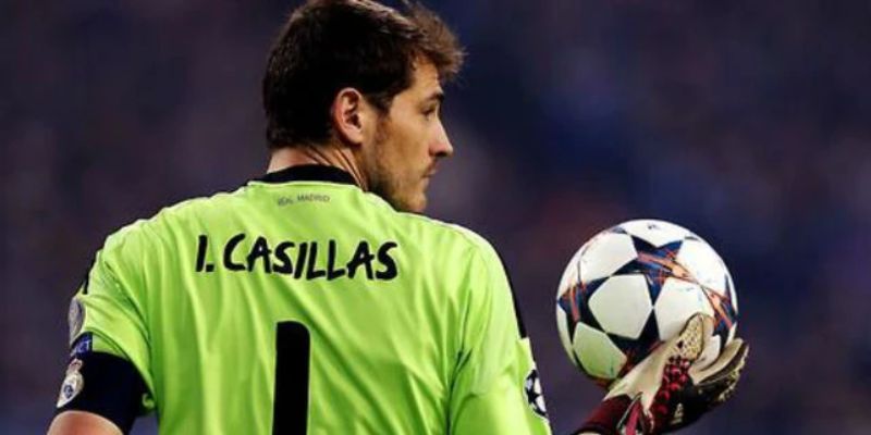 Thủ thành mang số áo 1 là Iker Casillas